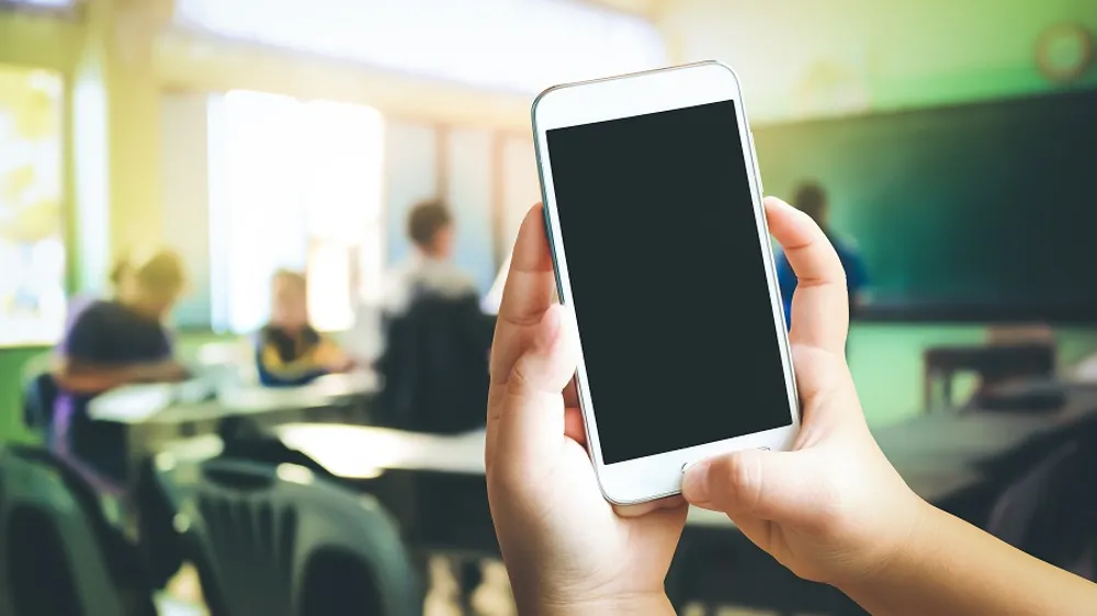 UK MPs Call for Complete Ban on Mobile Phones in Schools