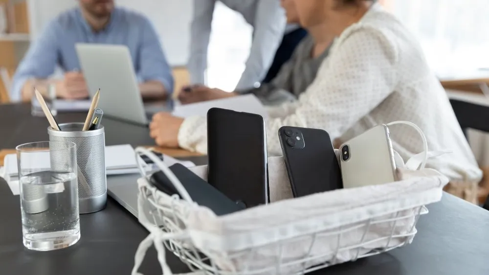 İngiltere'deki Okullarda Cep Telefonu Yasağı Yaygınlaşıyor