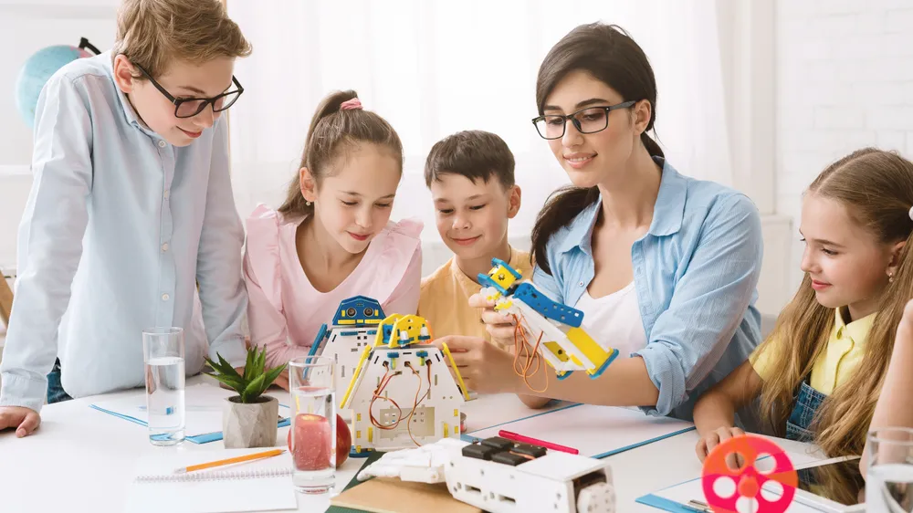 Öğrenci Problem Çözme ve Yardım Arama Davranışı Verilerinden Öğrenci Yardım Arama Davranışı Kalıplarını ve Yardım Arama Eğilimlerini Belirleme: Eğitsel Veri Madenciliği Yaklaşımı