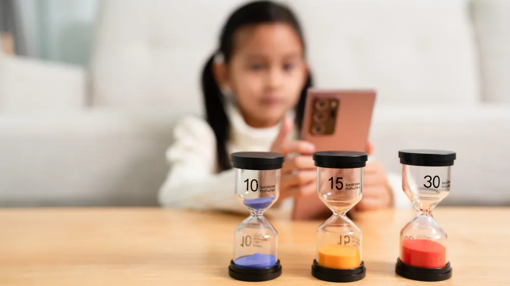 Ekran Küçük Çocukların Sosyal Gelişimine Zarar Veriyor mu? Ebeveyn Katılımı, Çocukların Ekran Süresi ve Sosyal Yetkinlikleri Arasındaki Boylamsal İlişkiler