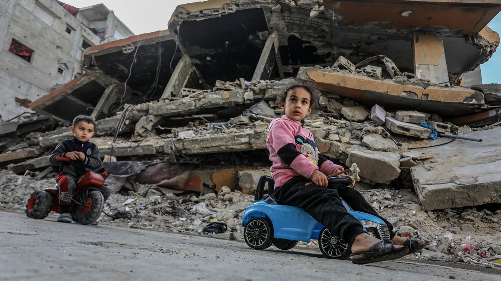 Gazze’de Çocuklar ve Öğretmenler İki Yıldır Okulsuz Hayata Tutunmaya Çalışıyor