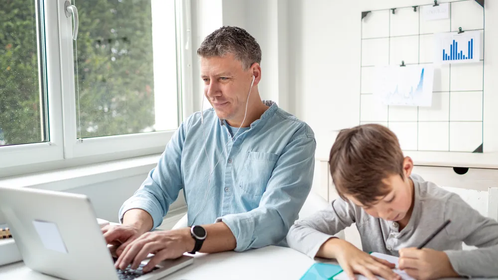 Evden Çalışan Ebeveynlerde Yaşam ve İş-Yaşam Dengesi Memnuniyeti: Çalışma Süresi ve Çocuk Bakımı Sorumluluklarının Rolü