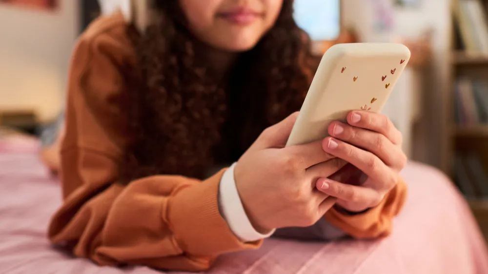 Schools’ Sharing of Pupil Photos on Social Media Sparks Debate in England
