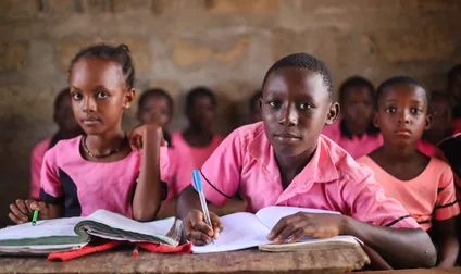Uganda’da Hızlı Nüfus Artışı ve Yetersiz Kaynaklar Eğitimi Zorluyor