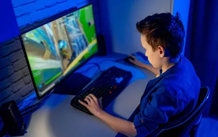 Aşırı İnternet Kullanımı Okul Devamsızlığını Artırıyor