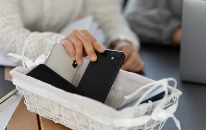 Okullarda Akıllı Telefon Yasakları Öğrenci Sağlığını ve Başarısını Nasıl Etkiliyor?