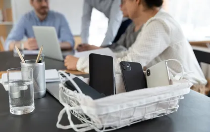 İngiltere'deki Okullarda Cep Telefonu Yasağı Yaygınlaşıyor