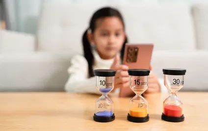 Ekran Küçük Çocukların Sosyal Gelişimine Zarar Veriyor mu? Ebeveyn Katılımı, Çocukların Ekran Süresi ve Sosyal Yetkinlikleri Arasındaki Boylamsal İlişkiler