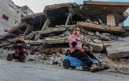 Gazze’de Çocuklar ve Öğretmenler İki Yıldır Okulsuz Hayata Tutunmaya Çalışıyor