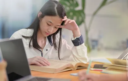 Singapur’da Sınav Baskısı Gençleri Psikolojik Destek Arayışına İtiyor