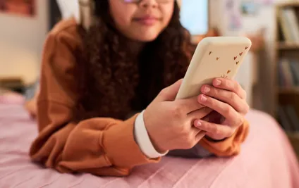 Schools’ Sharing of Pupil Photos on Social Media Sparks Debate in England